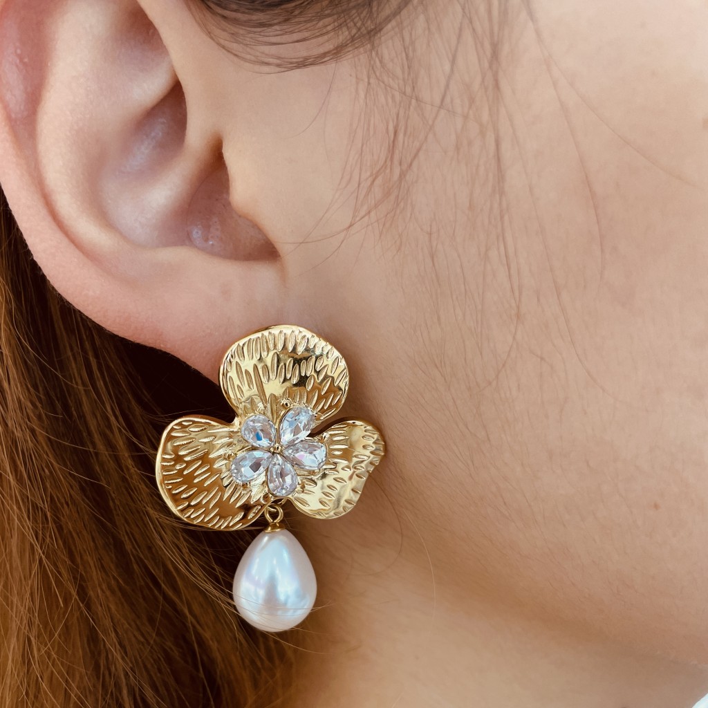 Stainless steel pearl earrings
