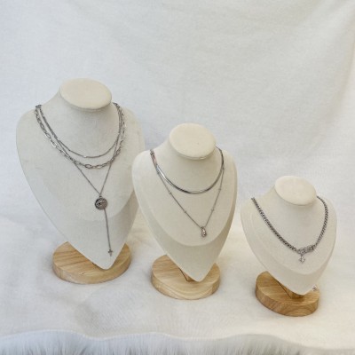 Exhibitor necklace beige